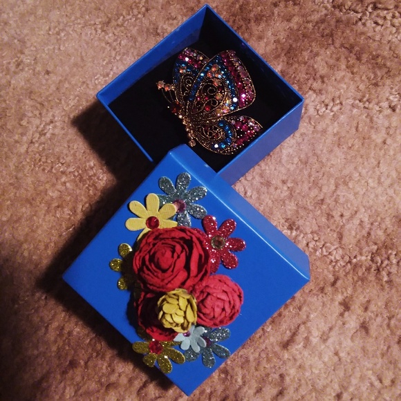 Butterfly Crystal Pin/Pendant🦋 - Picture 6 of 7